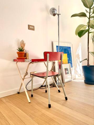 Vintage kindertafel en stoel  beschikbaar voor biedingen