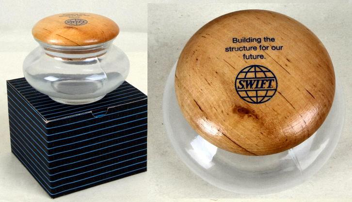 Bocal en verre avec couvercle en bois "SWIFT", Antiquités & Art, Antiquités | Verre & Cristal, Enlèvement ou Envoi