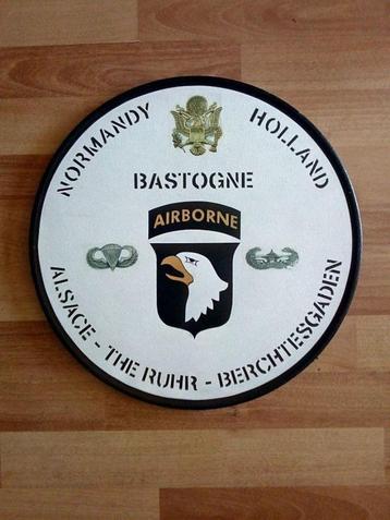 Prestaties van panelen uit de Tweede Wereldoorlog of vintage beschikbaar voor biedingen
