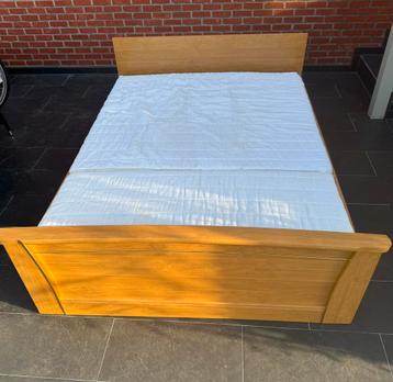 Twee Persoons Bed Met Matras beschikbaar voor biedingen