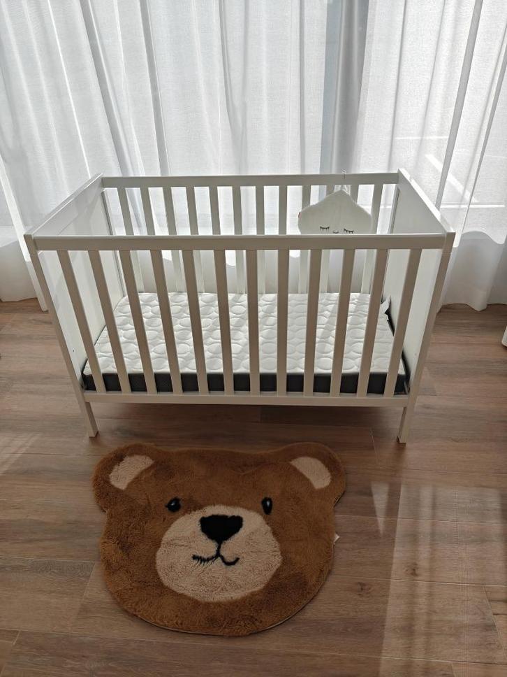  SUNDVIK babybed + HIMLAVALV matras + matrasbeschermers, Kinderen en Baby's, Kinderkamer | Bedden, Zo goed als nieuw, Lattenbodem