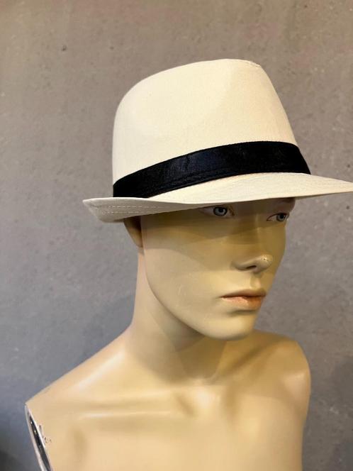 azoza 57 cm, Kleding | Dames, Hoeden en Petten, Gedragen, Hoed, 56 of 57 cm (M, 7 of 7⅛ inch), Ophalen of Verzenden