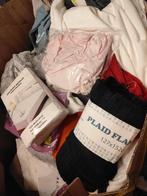 Lot de +/- 130 articles (panier chiens/chat et literie), Enlèvement, Neuf