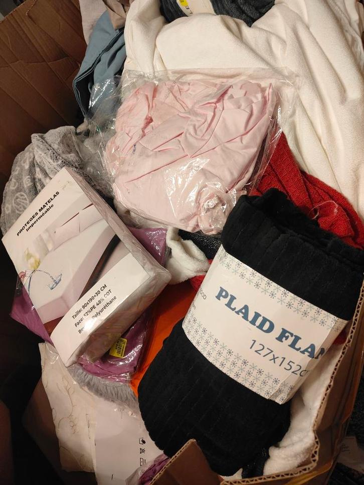 Set van +/- 130 stuks (honden-/kattenmanden en beddengoed), Diversen, Rommelmarktspullen, Nieuw, Ophalen