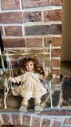 Ancienne poupée avec sa balançoire 32 cm sur 25, Collections, Poupées, Poupée