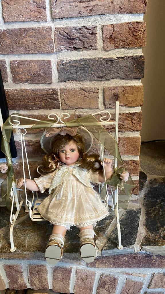 Ancienne poupée avec sa balançoire 32 cm sur 25, Poupée