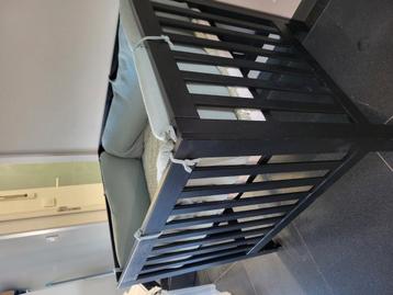 Babypark zwart met enkele gebruikssporen inclusief matras beschikbaar voor biedingen