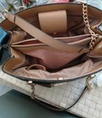 Sac à main Guess, Bijoux, Sacs & Beauté, Enlèvement, Sac à main