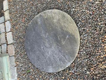 Ronde arduinen steen beschikbaar voor biedingen