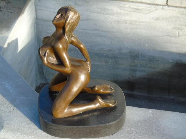Naakte vrouw met één borst in de hand gesigneerd brons, NICK, Antiek en Kunst, Antiek | Brons en Koper, Brons, Ophalen of Verzenden