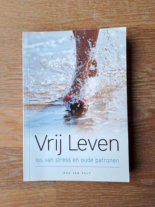 Boek Vrij Leven - Bas van Pelt, Livres, Psychologie, Utilisé, Enlèvement ou Envoi