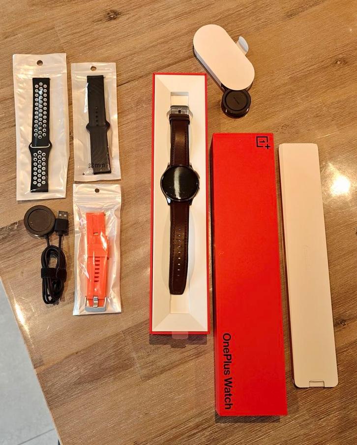 OnePlus watch met tal van toebehoren, Handtassen en Accessoires, Smartwatches, Zo goed als nieuw, Android, Ophalen of Verzenden