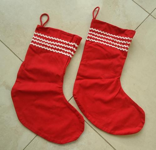 Te koop twee decoratieve rode kerstsokken van Ikea., Diversen, Kerst, Zo goed als nieuw, Ophalen of Verzenden