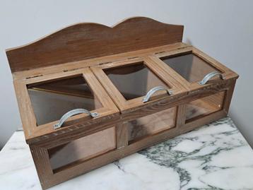 Drie compartimenten box in hout en.glas met scharnierluikjes