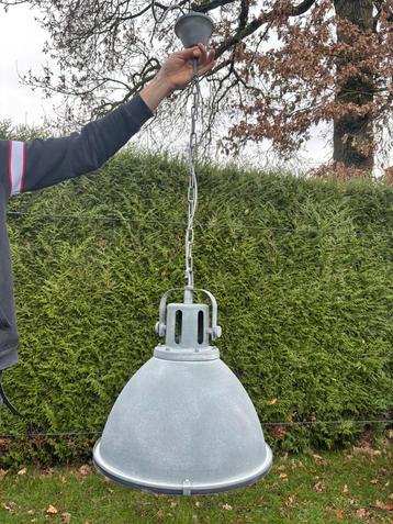 Industriële hanglampen beschikbaar voor biedingen