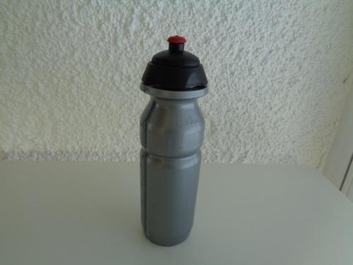 Bidon gourde grise 700ml. Neuf., Sports & Fitness, Gourdes d'eau, Enlèvement ou Envoi