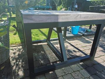 Massieve tafel beschikbaar voor biedingen