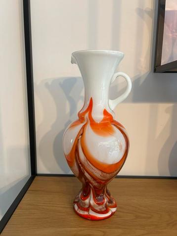 Een Opaline Florence vaas uit de jaren '70 beschikbaar voor biedingen