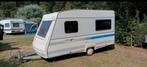 Uiterst charmante caravan te koop., Caravans en Kamperen, Caravans, Particulier, Koelkast, Vast bed