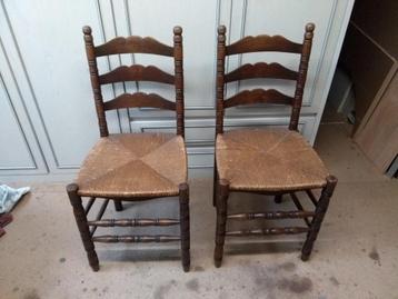 set van 4 houten stoelen beschikbaar voor biedingen