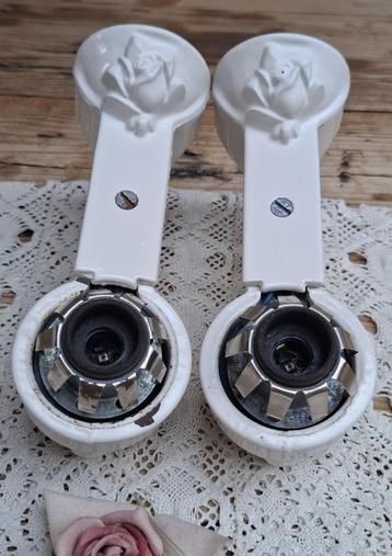 2 Franse brocante badkamerlampjes met glazen bolletjes beschikbaar voor biedingen