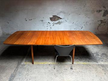Vintage teakhouten eettafel beschikbaar voor biedingen