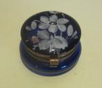 Boîte à pilules ancienne en verre bleu cobalt avec fleurs ém, Antiquités & Art, Envoi