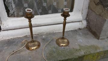 deux petites lampes en métal doré beschikbaar voor biedingen