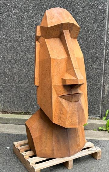 Sculpture géométrique en acier corten, art belge 2024