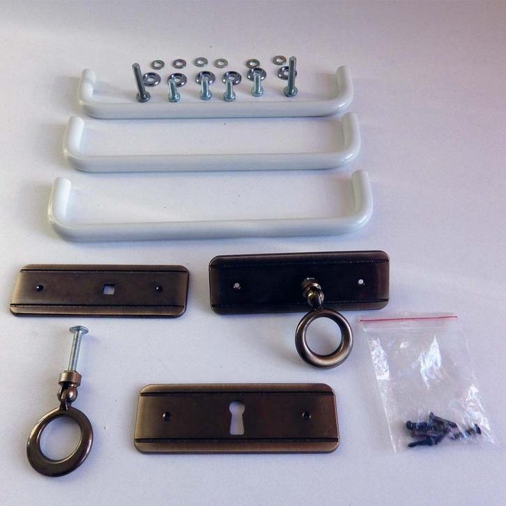 Restant Meubelbeslag: 3 soorten: €5,00/set, Antiek en Kunst, Antiek | Meubels | Kasten, Ophalen