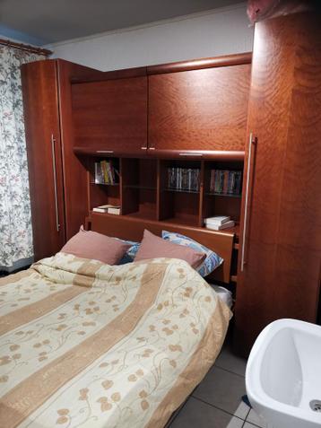 Gratis. Slaapkamermeubel, bed en lattenbodem.