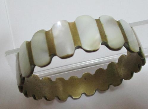 Armband AP006: Wit Parelmoer-Elegant- binnenmaat 6,8 cm., Handtassen en Accessoires, Antieke sieraden, Armband, Koper, Verzenden
