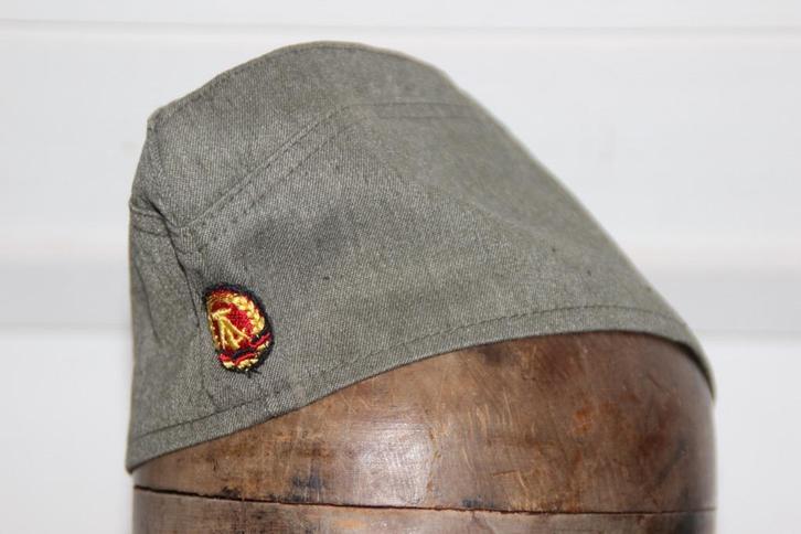 RDA Oost-Duitse politiemuts, Verzamelen, Militaria | Algemeen, Landmacht, Helm of Baret, Verzenden