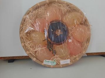 mooie nieuwe mand met 8 stukken fruit zeep assortie beschikbaar voor biedingen
