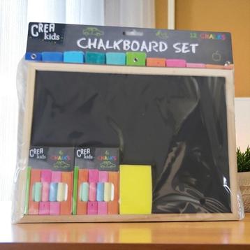 krijtbord /schoolbord met gekleurde krijtjes en sponsje beschikbaar voor biedingen
