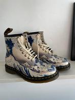 Dr. Martens schoenen - motief hokusai - japans - golf, Kleding | Dames, Schoenen, Blauw, Dr martens, Ophalen of Verzenden, Zo goed als nieuw