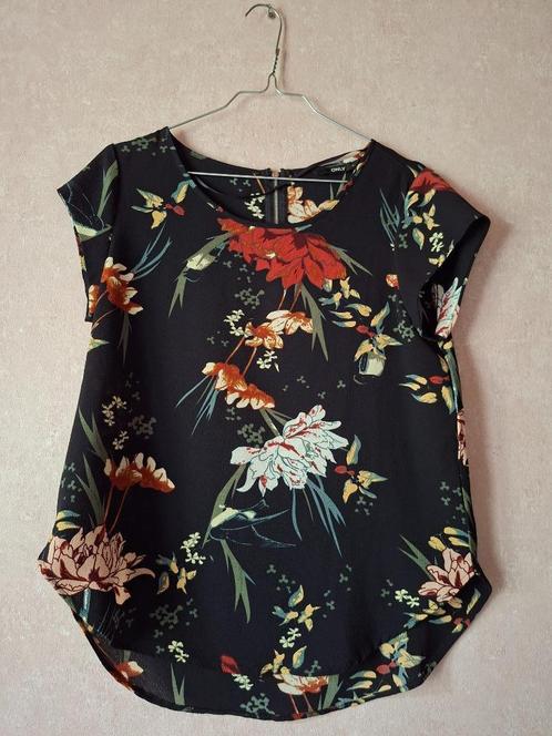 Zwarte Only Top met Bloemenprint - Maat 36, Kleding | Dames, Topjes, Zo goed als nieuw, Maat 36 (S), Rood, Korte mouw, Ophalen of Verzenden