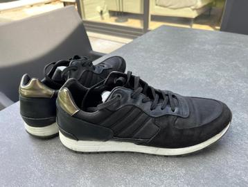 Zwarte geklede sneakers beschikbaar voor biedingen