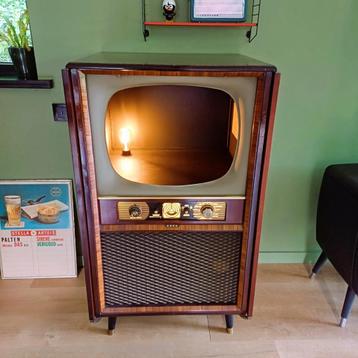 TV vintage de 1958 transformée en armoire avec éclairage