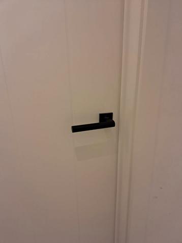 Volledig afgewerkte binnendeur beschikbaar voor biedingen