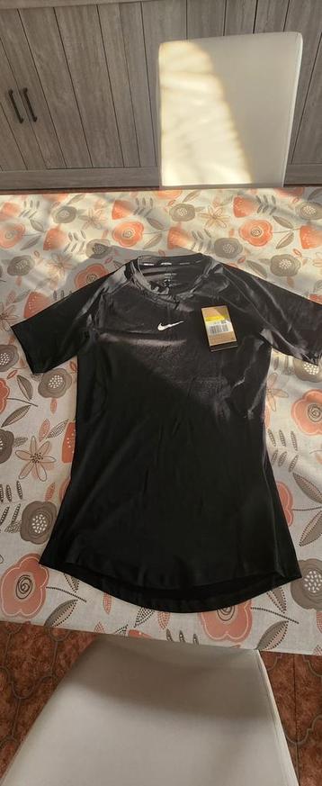 Nike pro maat S beschikbaar voor biedingen