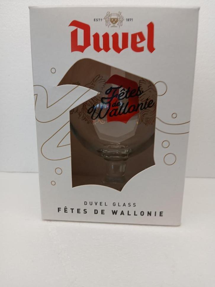 DUVEL FÊTE DE WALLONIE 2022 staand glas met houten kist, Verzamelen, Biermerken, Zo goed als nieuw, Glas of Glazen, Duvel, Ophalen of Verzenden