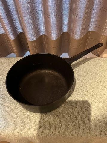 Antieke gietijzeren steelpan  beschikbaar voor biedingen