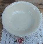 Grote brocante creme kleurige kom/ schaal, reliëf sierrand, Huis en Inrichting, Keuken | Servies, Gebruikt, Ophalen of Verzenden