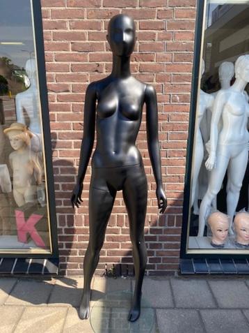 zwarte dames etalagepoppen paspop etalagefiguur mannequins beschikbaar voor biedingen