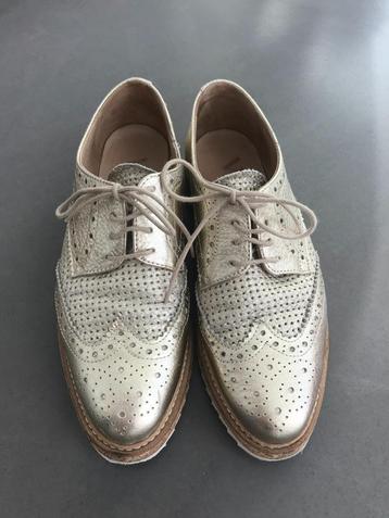 Gouden lederen veterschoenen van het kwalitatieve Valdorini  beschikbaar voor biedingen