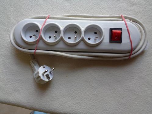 Rallonge électrique 4 prises avec coupure de courant., Musique & Instruments, Câbles & Prises, Utilisé, Enlèvement ou Envoi