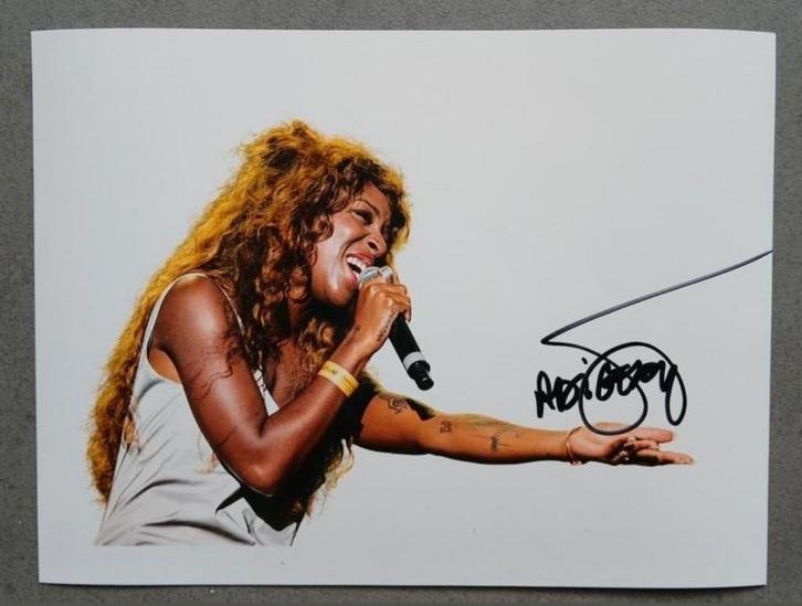 Gesigneerde foto van Charlotte Adigéry. Warmste Week., Verzamelen, Muziek, Artiesten en Beroemdheden, Gesigneerd, Verzenden