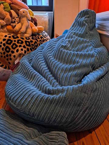 Lounge pug zitzak met poef beschikbaar voor biedingen