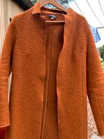 Lange vilten manteltje in oranjebruine kleur., Kleding | Dames, Jassen | Zomer, Ophalen, Zo goed als nieuw, Maat 38/40 (M), Oranje